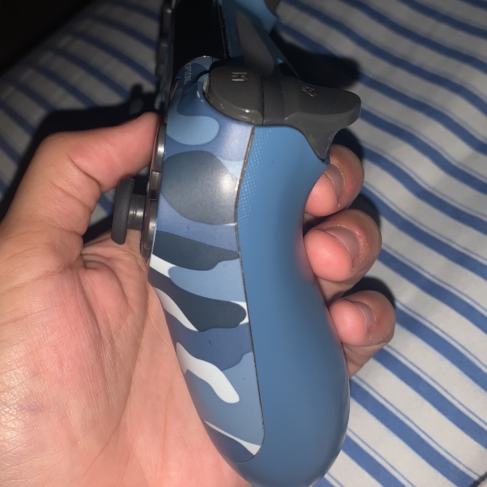 Camo blue print PS4 controller - Picture 3 of 3